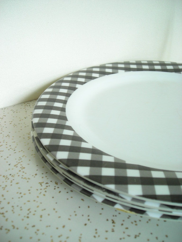 Plastic Gingham Picnic Plates