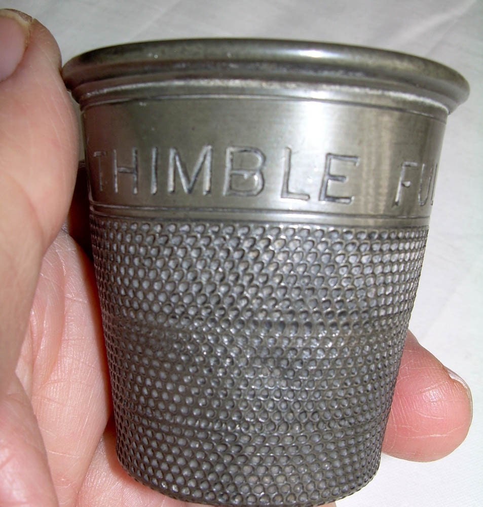 Giant Thimble object d'art