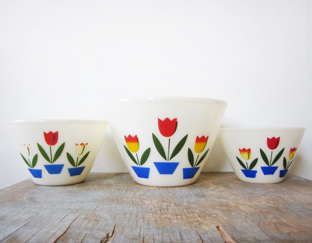 tulip fire king bowls / vintage 40s fire king tulip nesting