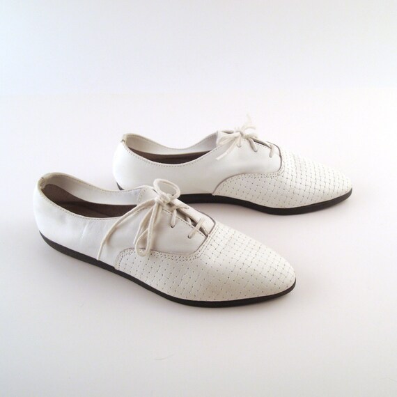 Women's Oxfords White Leather Vintage 1980s by purevintageclothing