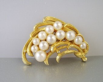 Vintage Pearl Brooch Gold Pin