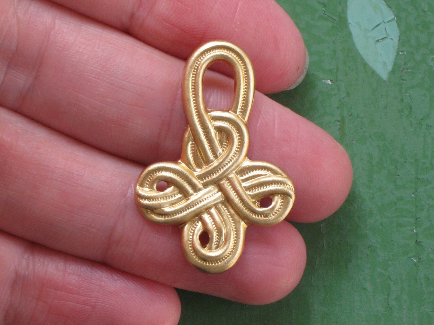 8 CELTIC KNOT brass jewelry pendants . 33mm x 23mm S4.
