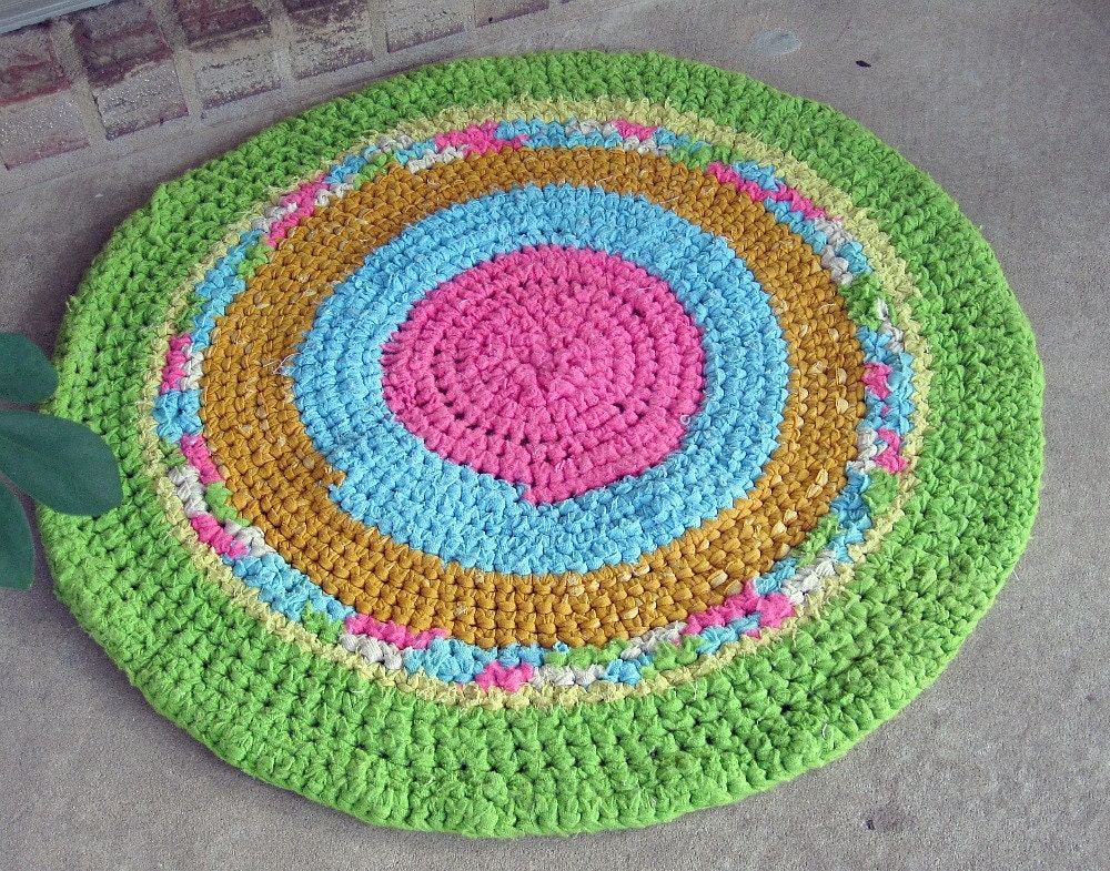 Vintage rag rug. Handmade crochet small round rag rug from