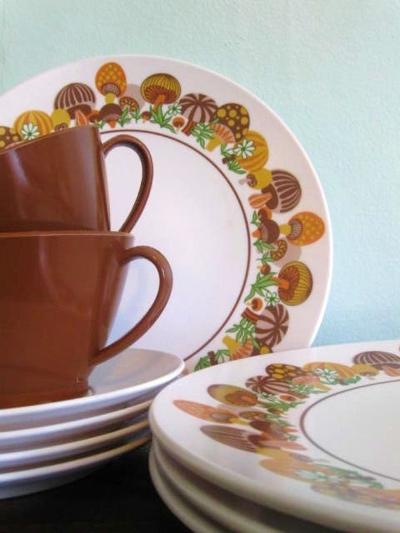 Vintage 16 Piece Mushroom Melamine Dinnerware Set by redpopshop