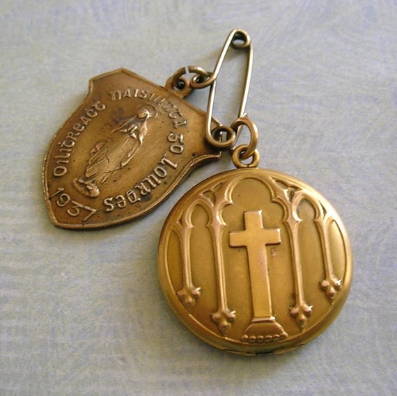 Antique Religious Locket With Sacred Heart of Jesus and