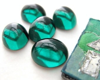 Vintage Glass Cabochon. Emerald Green 12x10mm gcb0436 (6)