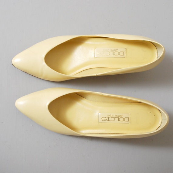 1980s Soft Yellow Kitten Heel Pumps Size 8.5