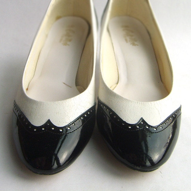 spectator pumps black white