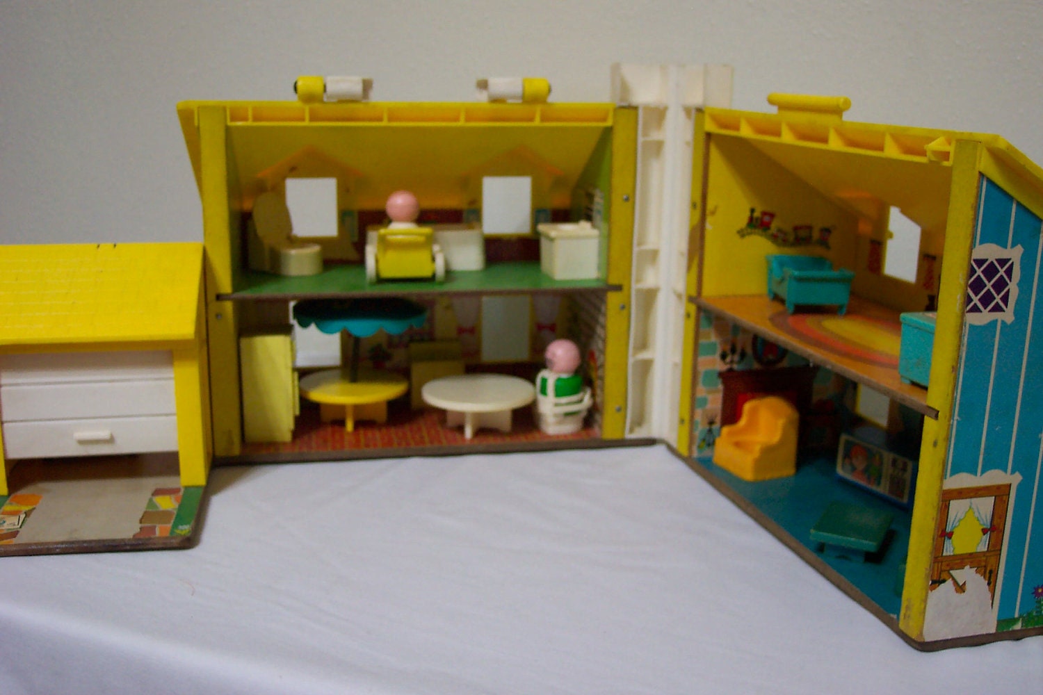 Fisher Price Family Playhouse with 3 Little People and 17