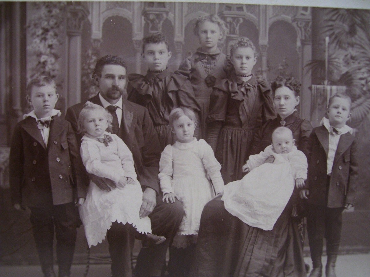 Family Photo Lots of Kids 5 girls and 3 boys Antique