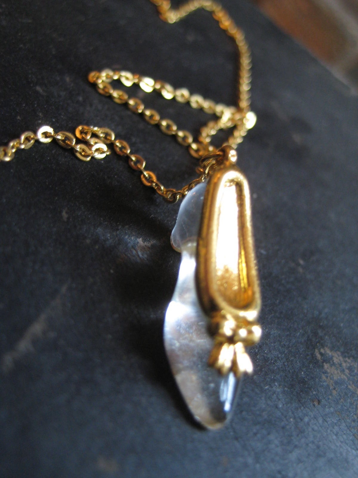 VINTAGE 80'S AVON // GLASS SLIPPER NECKLACE