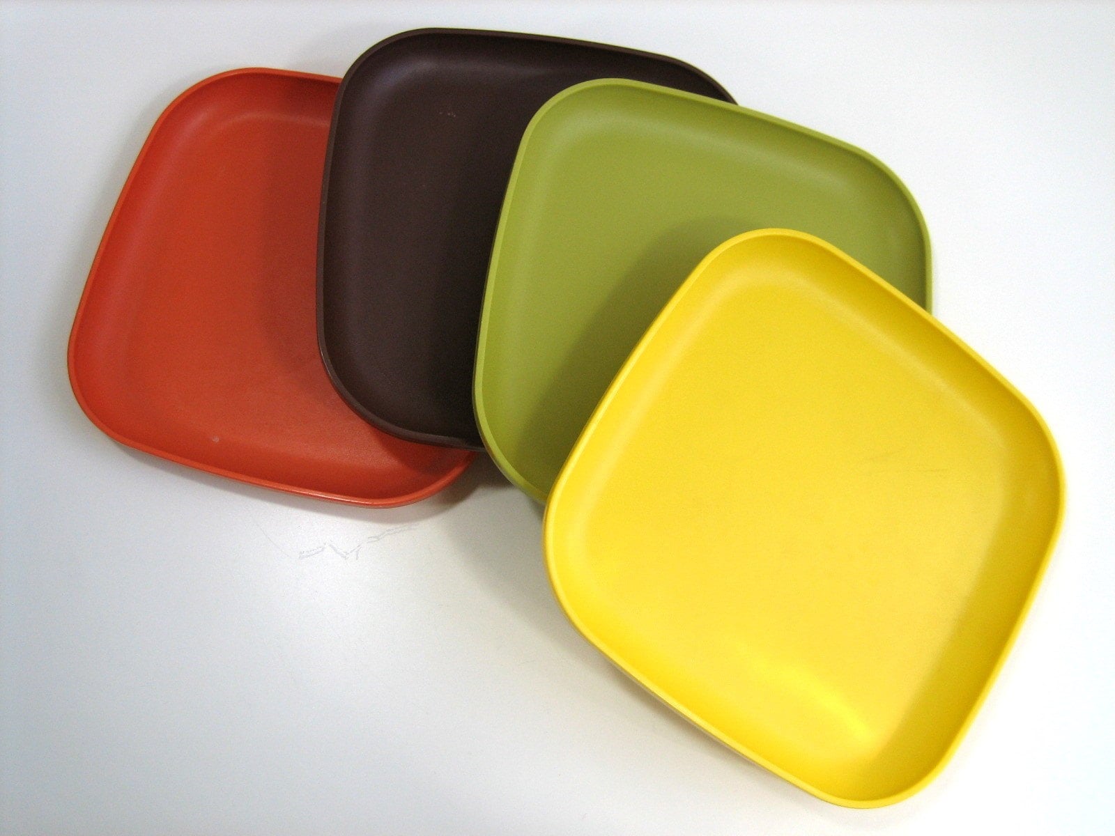 TUPPERWARE Stackable Square Plates