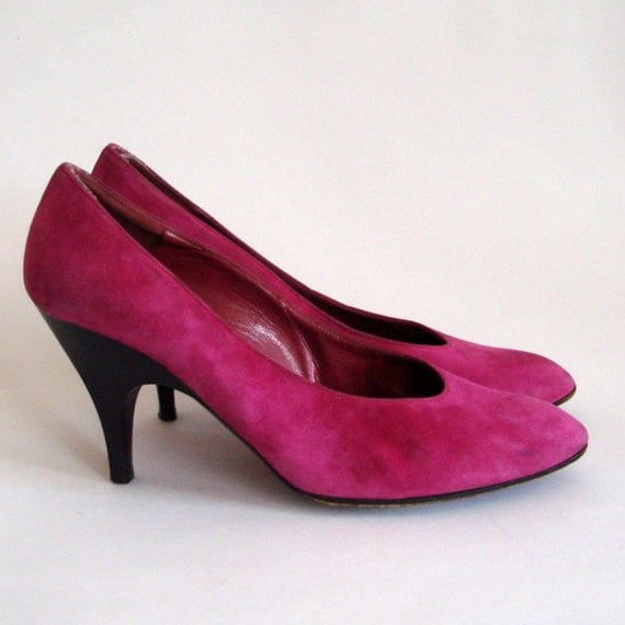 size 8.5 Vtg MAGENTA Pink Suede Pumps with black heels.