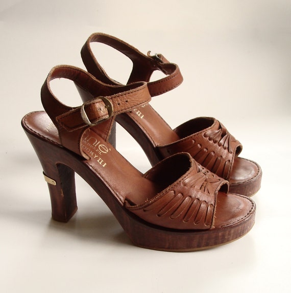 70s platform sandals / shoes size 7 7.5 / woven brown leather