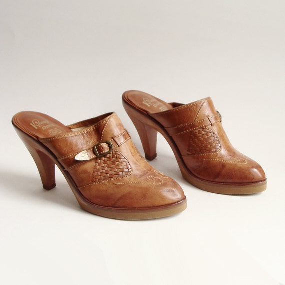 shoes 8 / leather heeled mules / heeled wooden clogs / 1970s