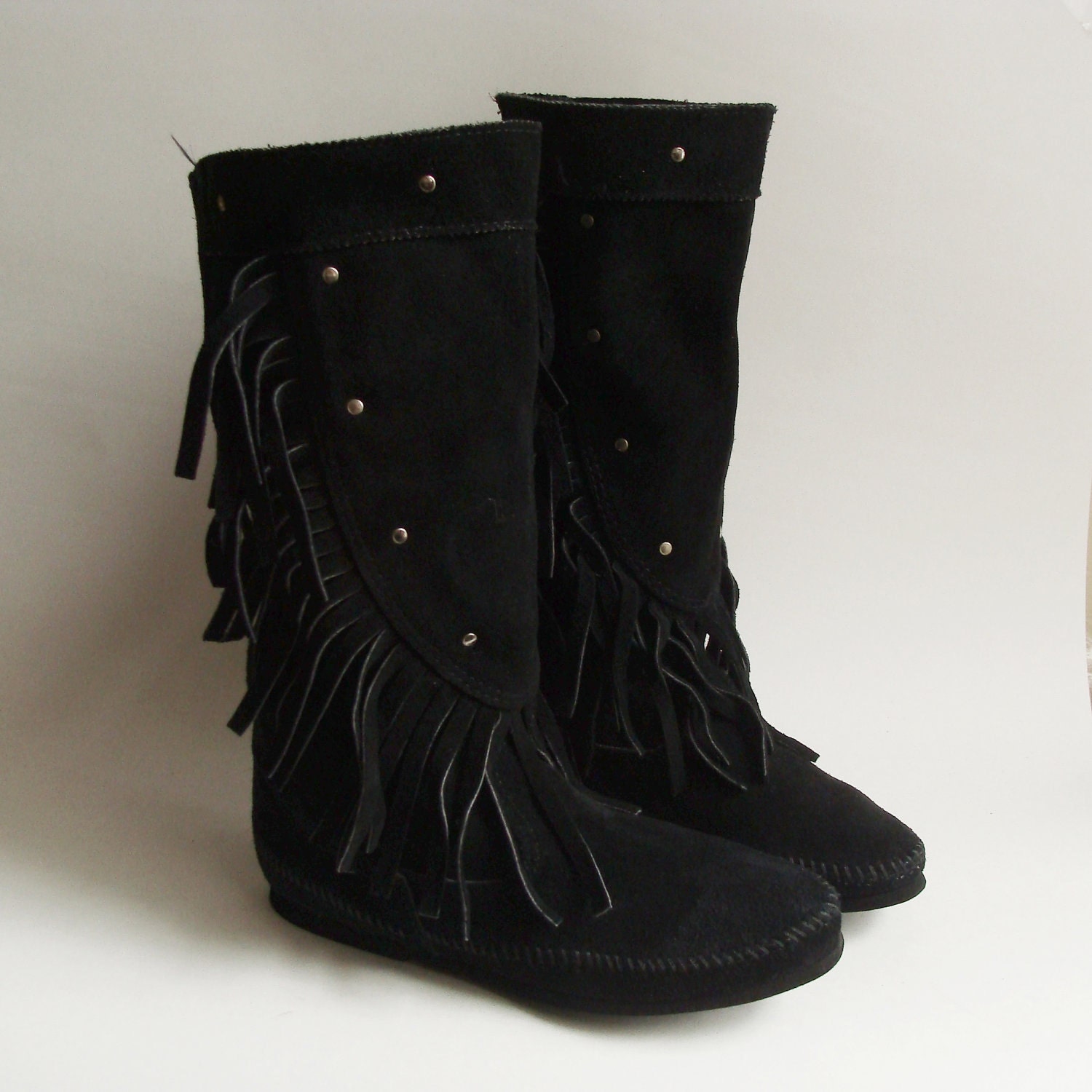 Minnetonka moccasins / shoes 6 / black fringe boots / suede