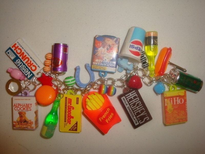 Cool ViNtAgE pLaStiC 80s cHaRm bRaCeLet JuNk FoOd