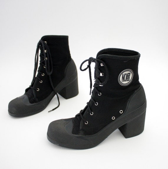 Vintage shoes. 90s black ankle canvas platform no box chunky