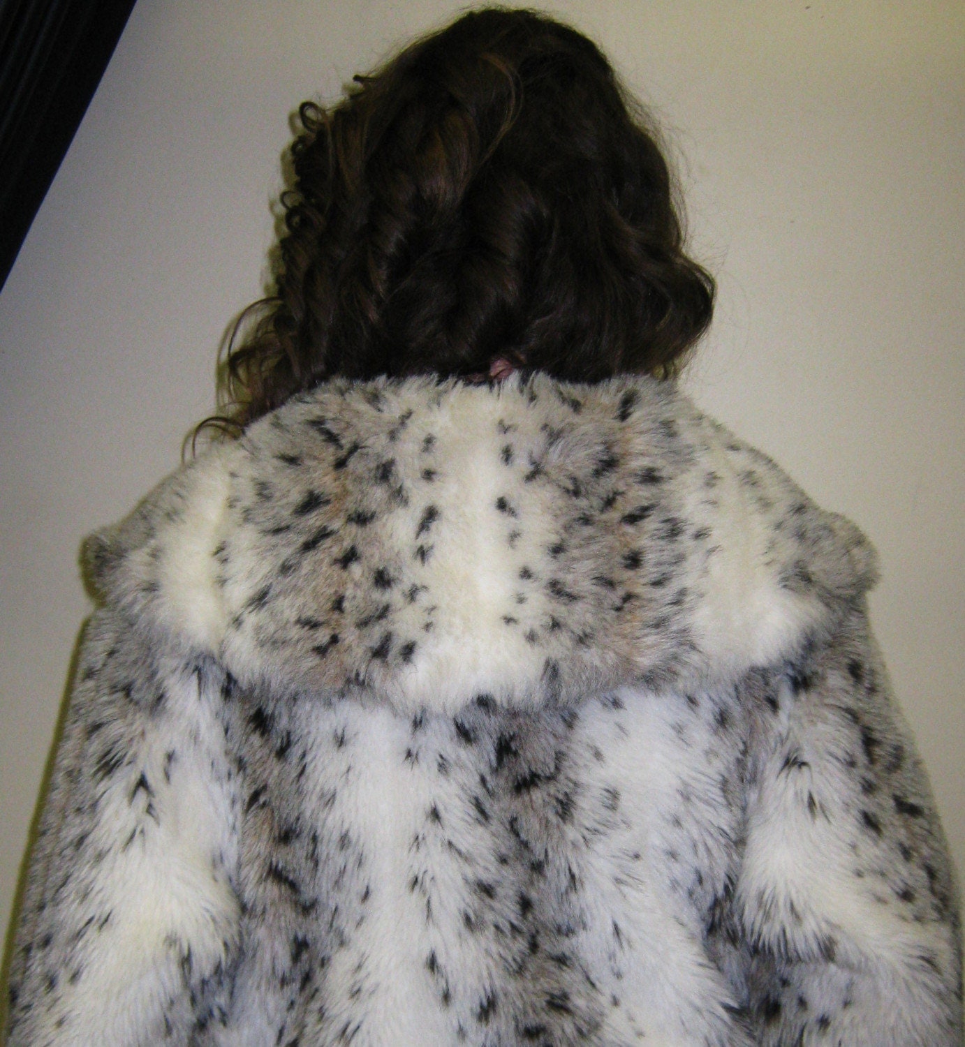 Vintage SNOW LEOPARD Coat. FAUX FUR Animal Print Spot COAT S M