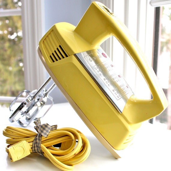 Buttercup Yellow 1950s Vintage Cake Mixer