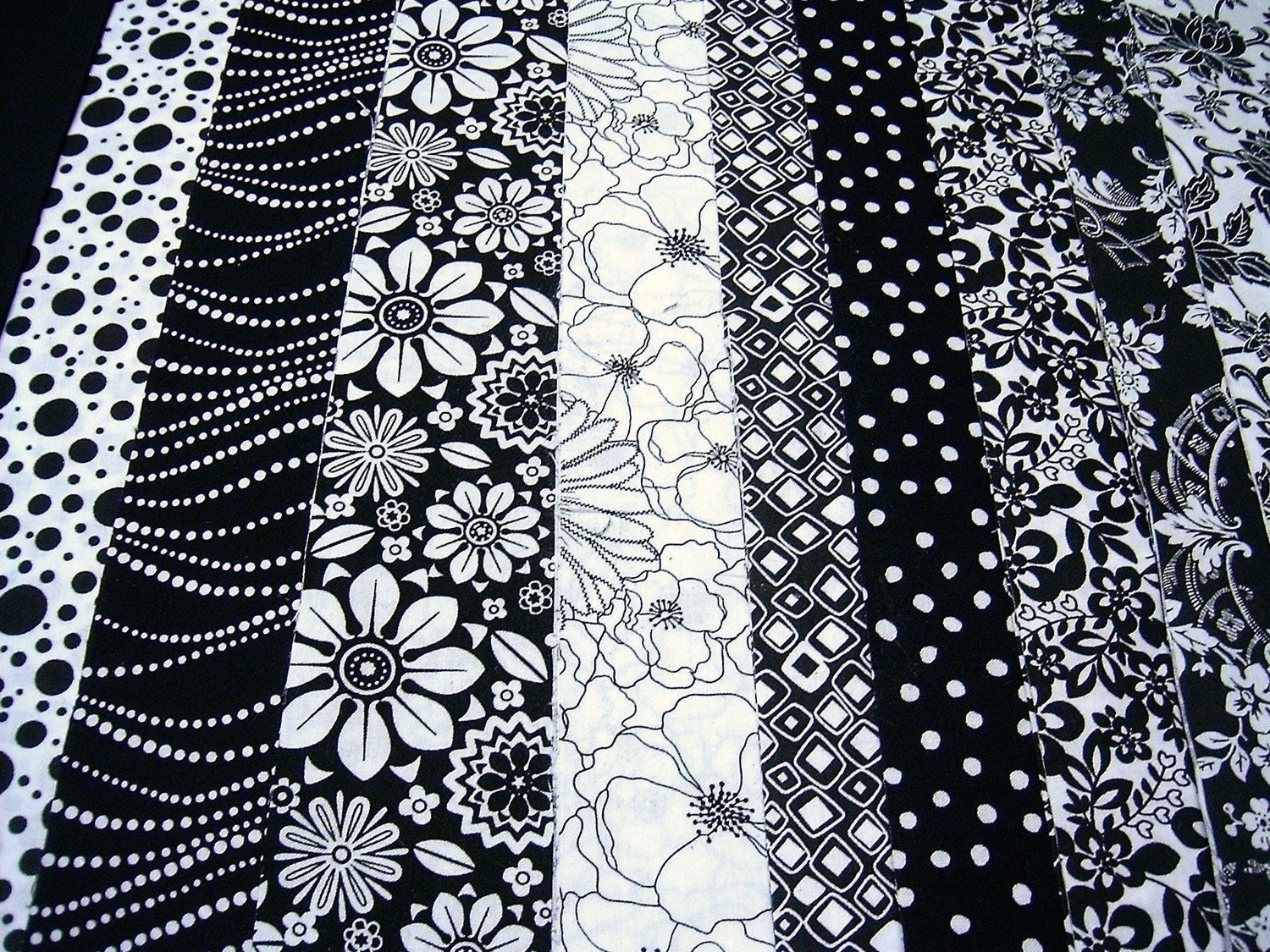 black-and-white-jelly-roll-quilt-fabric-strips-time-saver