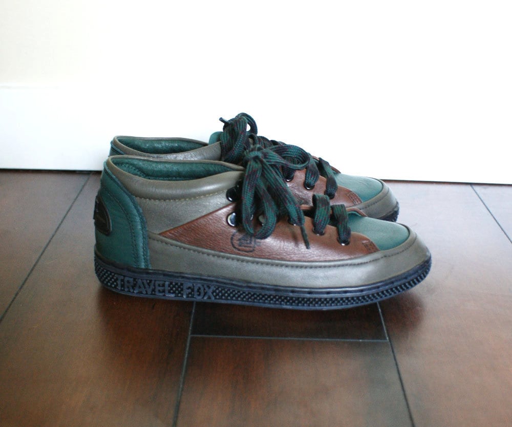 size 6 women's travel fox leather sneakers. hunter green