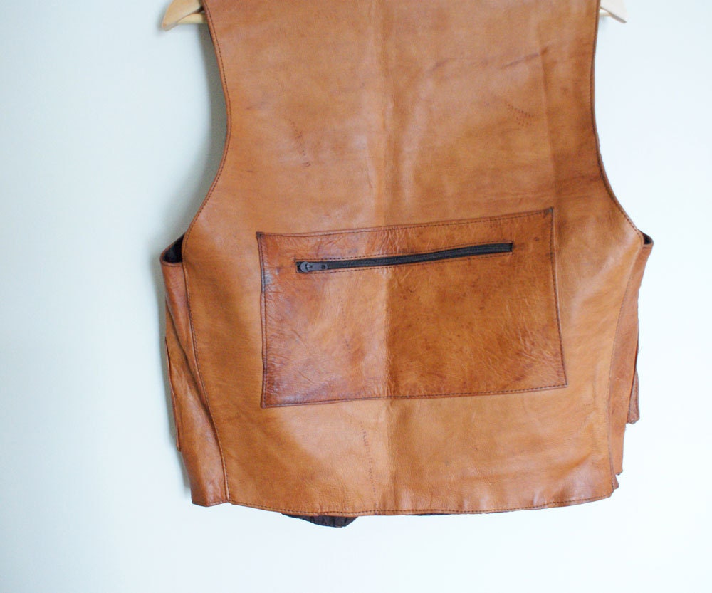 unisex vintage aged leather hunting vest. tons of pockets.