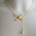 Elegant wire flower and pearl lariat in gold (N145)