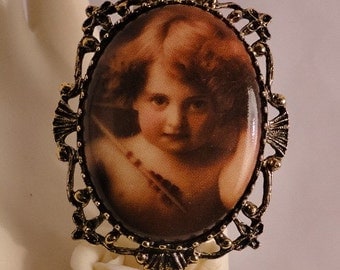 Beautiful Old Fashioned Cherub Cameo Brooch/Pendant/Necklace