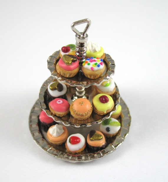 Dollhouse Miniature Food Cupcake Stand in 12th Scale
