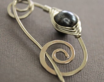 Silver shawl pin or scarf pin with black pearl herringbone wrapped and spiral closure - Pearl pin - Cardigan clasp - Sweater clip - SP064