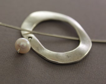 Penannular silver shawl pin, scarf pin with white pearl dangle and a pin stick - White pearl pin - Cardigan clasp - Minimalist pin - SP043