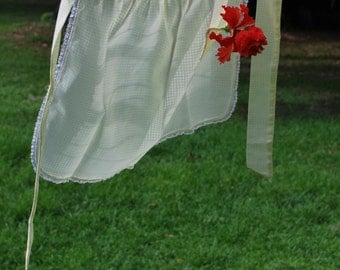 Buttercup - Vintage apron - Cottage Chic - Spring Time