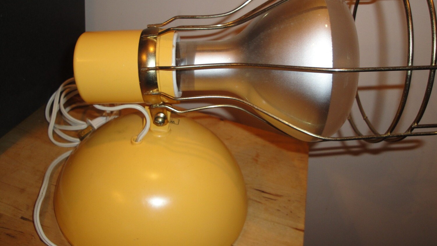 Vintage 1970s Sun Lamp Sun Tanning Lamp w Bulb Yellow