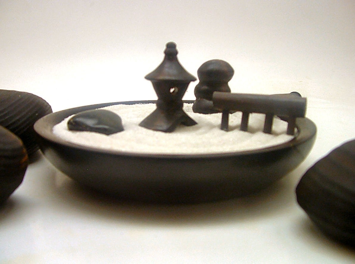 Mini Dry Japanese Zen Garden by holzfurhaus on Etsy