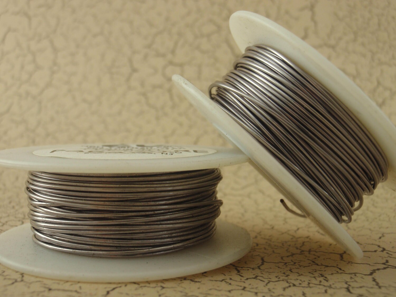 24 awg solid hookup wire This is a spool with 60 feet of white 24 awg stranded copper hook-up wire it conforms to stranded wire is more flexible than solid wire and is good for projects where you need the wire to be able to bend the wire ships on small plastic spools in lengths that depend on the gauge (see the table below for more information. 24 awg solid hookup wire This is a spool with 60 feet of white 24 awg stranded copper hook-up wire it conforms to stranded wire is more flexible than solid wire and is good for projects where you need the wire to be able to bend the wire ships on small plastic spools in lengths that depend on the gauge (see the table below for more information.