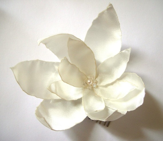 cream white lilium blossom wedding flower comb