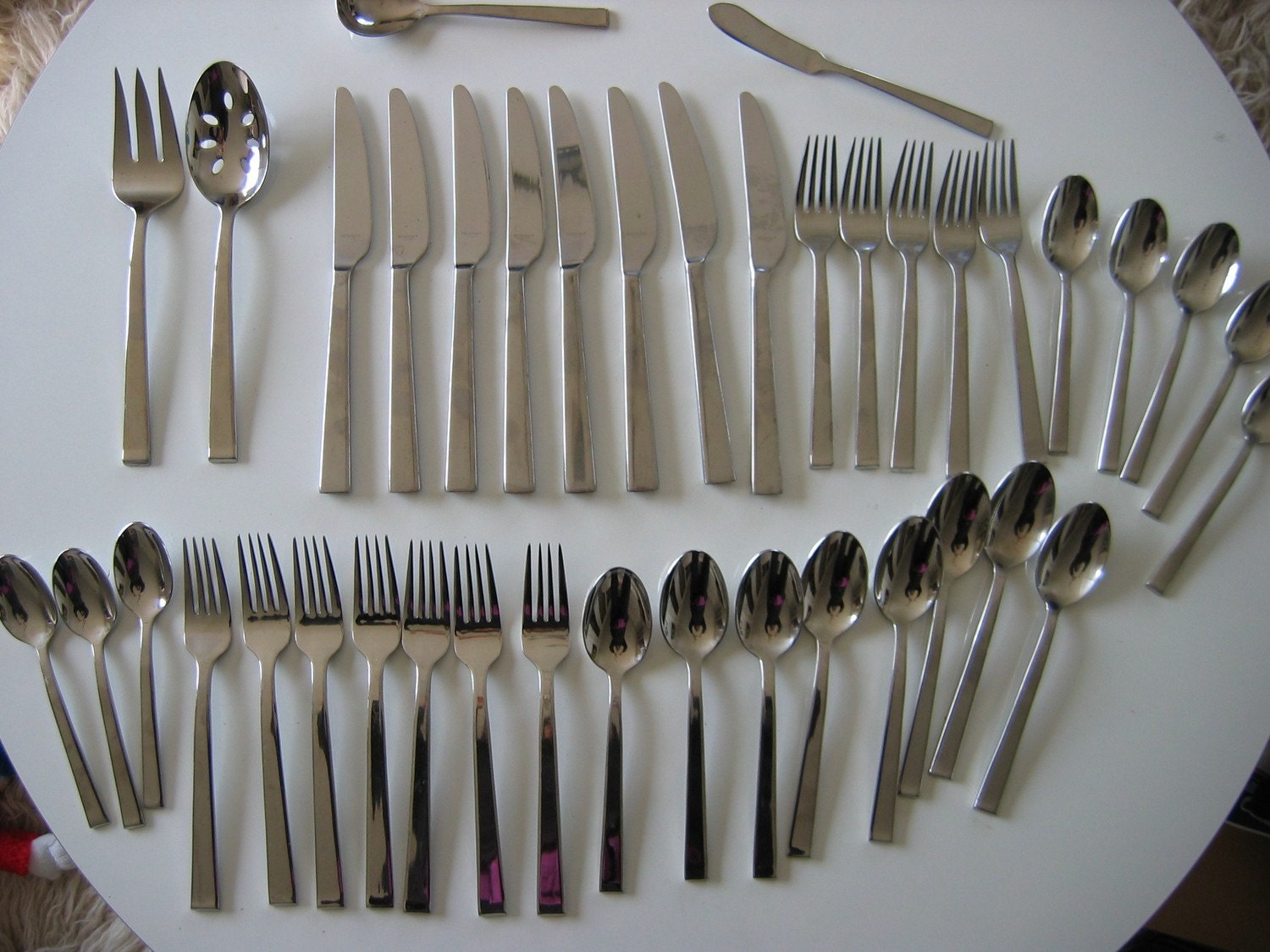 How do you identify discontinued Oneida stainless flatware?