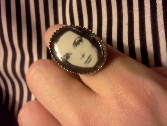 Morticia Addams adjustable ring