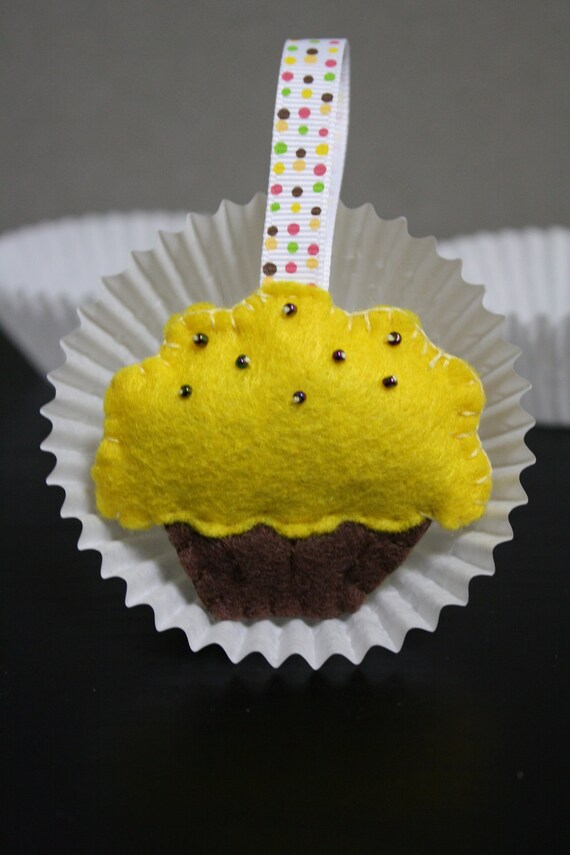 Yellow beaded felt cupcake keychain by inajuicebox on Etsy