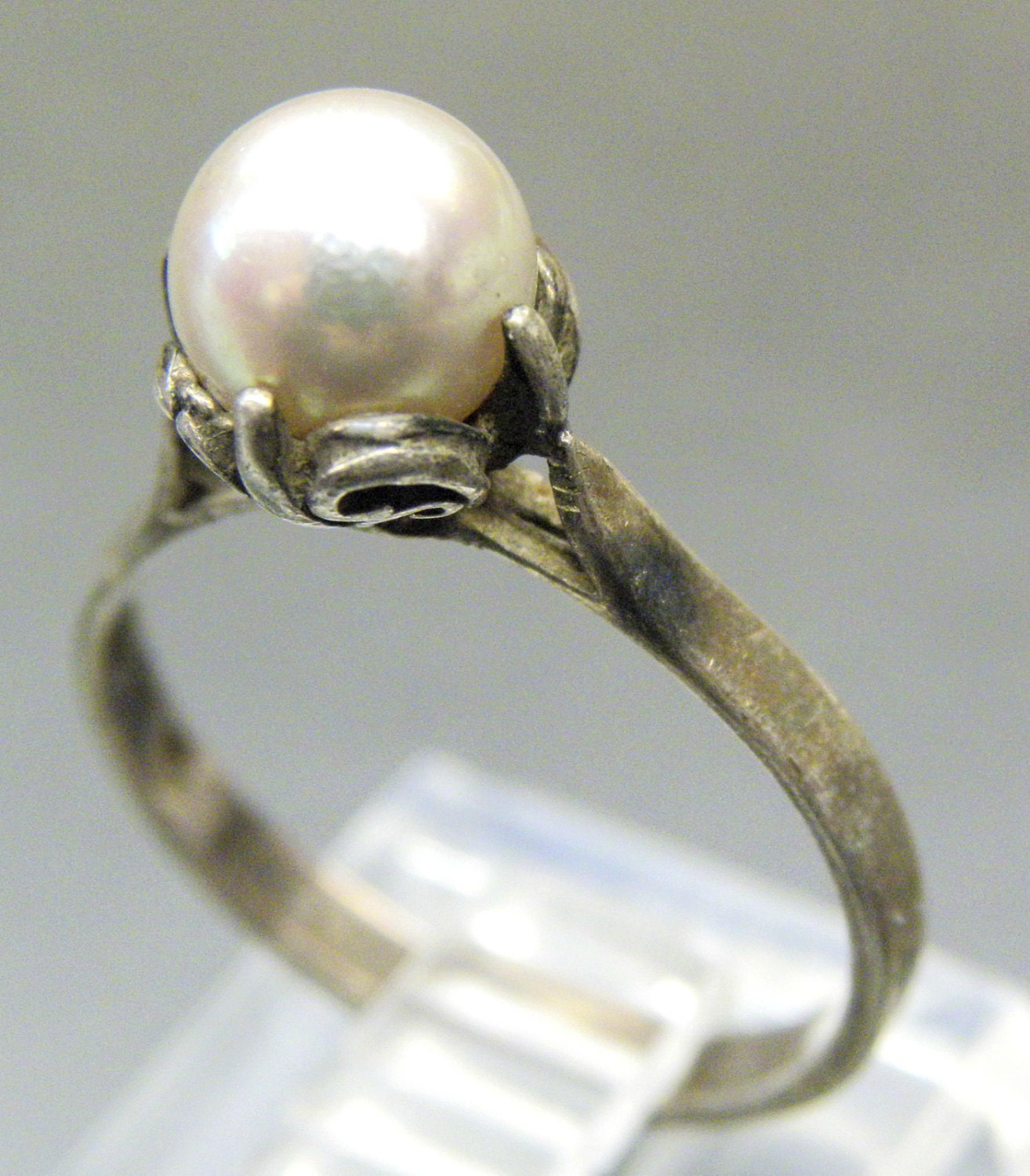 Elegant Sterling Silver Pearl Venus Vintage Ring