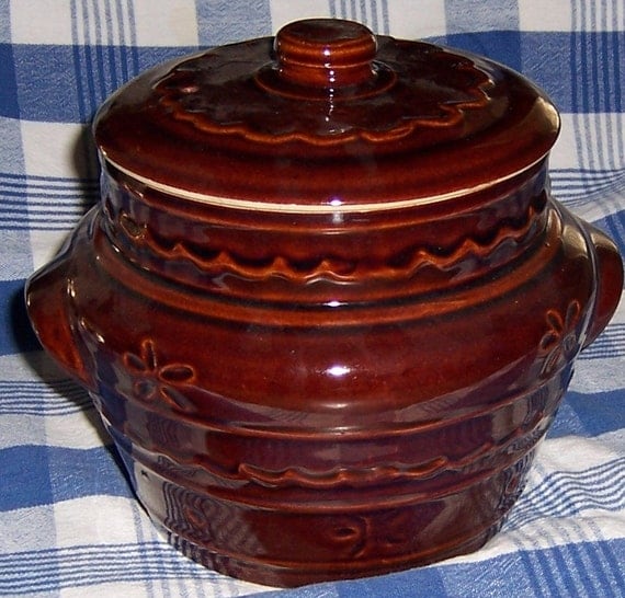 VINTAGE MARCREST BEAN POT DAISY DOT PATTERN OVEN PROOF
