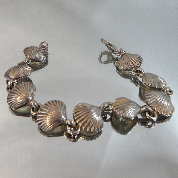 Vintage Clam Shell Bracelet. Silver Tone. Sea Shell.