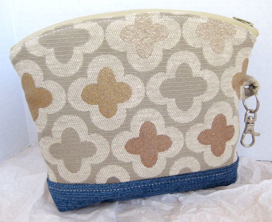 Clover Pattern Zippered Clutch Wristlet Pouch Cosmetic Bag