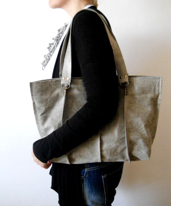 Beautiful light grey leather totefor every day use. by Smadars