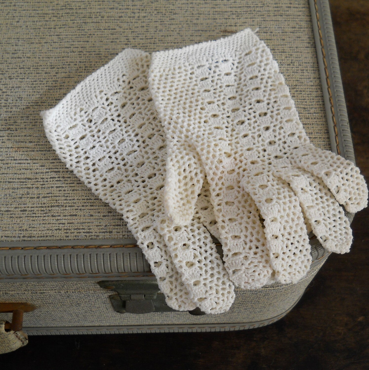 Ladies White Vintage Lace Gloves Italy