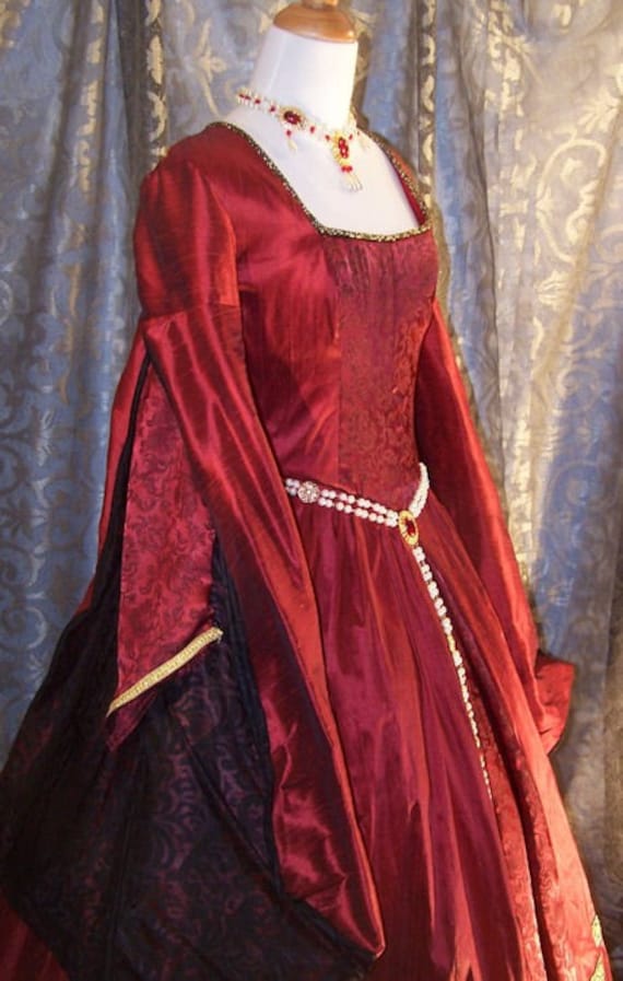 The Red Queen Tudor Gown Bust 35