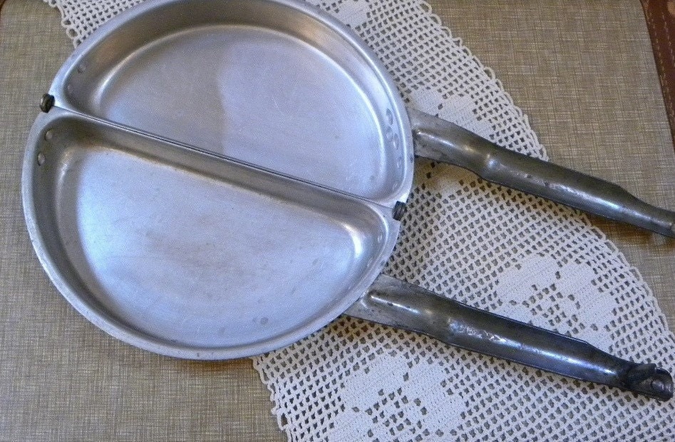 Vintage Camping 1913 Wearever Aluminum Folding Omelet Fry Pan