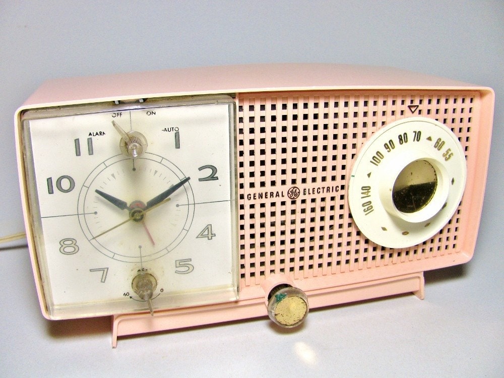 Pink Vintage 1950s GE Clock Radio Model C437B AM Tube Radio