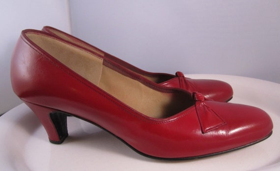 Vintage Apple Red 1960s Kitten Heels with Bows on the Toes 6